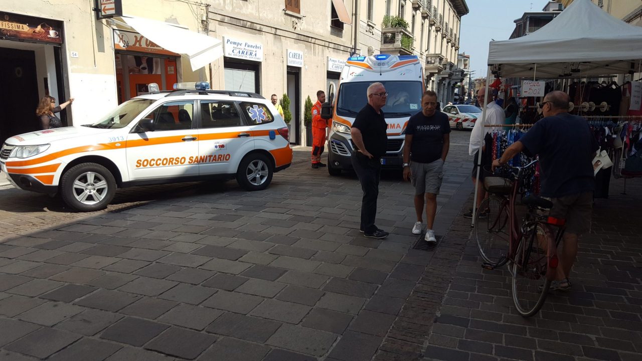 Villasanta, commerciante accusa un malore e cade dalla scala VIDEO