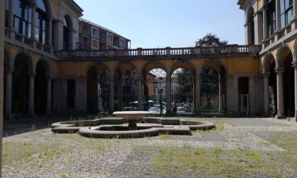 Tribunale di Monza in versione estiva: fontana spenta ed erba incolta nel cortile