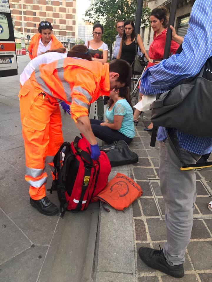 Monza, pirata della strada investe una 18enne