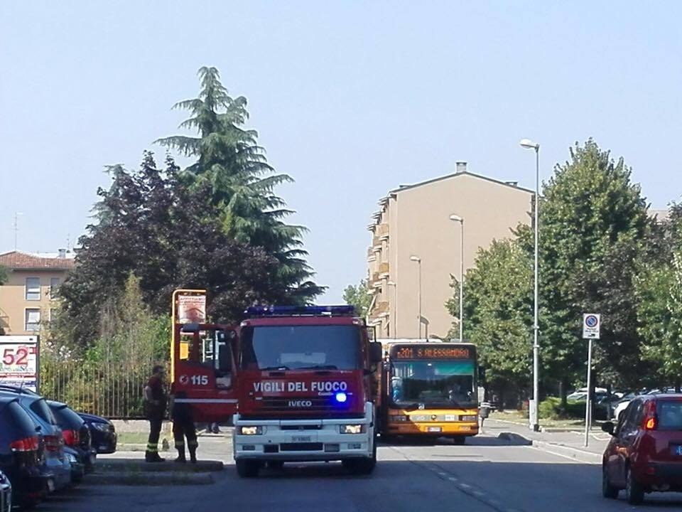 Attimi di paura in via Foscolo: fumo sulla linea Z201 per Sant’Alessandro
