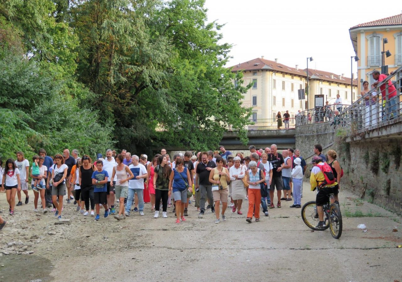 Lambro: una passeggiata nel letto in secca – VIDEO