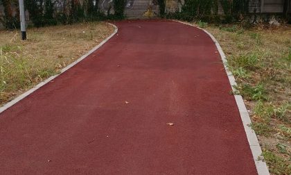 Monza, la ciclabile finisce contro il muro: ironia e polemica sul web