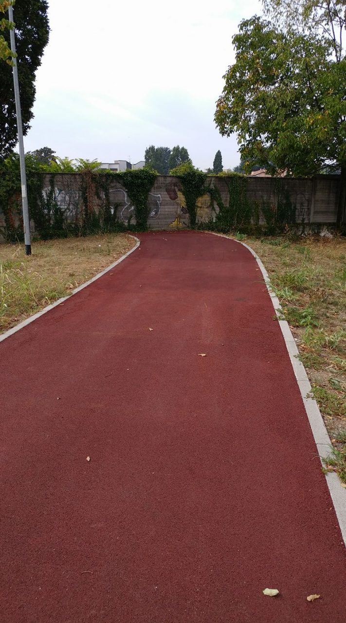 Monza, la ciclabile finisce contro il muro: ironia e polemica sul web