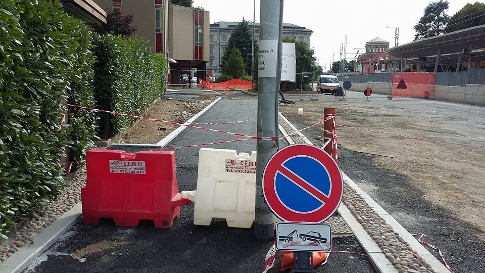 Meda: pista ciclabile con il pilone della luce in mezzo