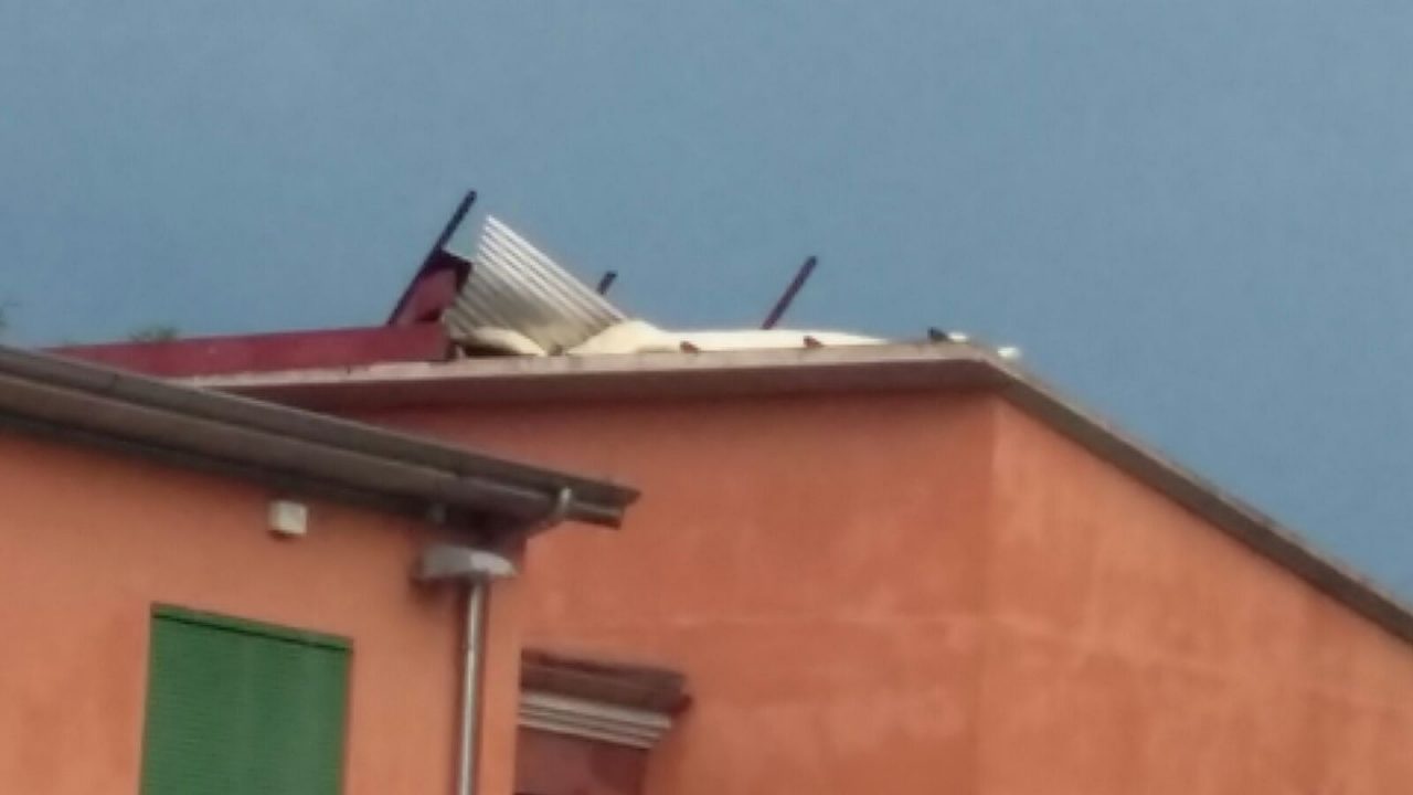 Usmate: danni al tetto delle scuole elementari per colpa del vento