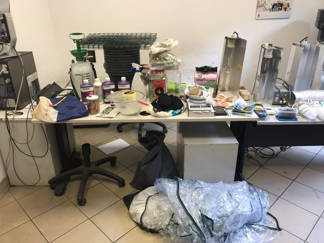 Droga in casa, pusher in manette