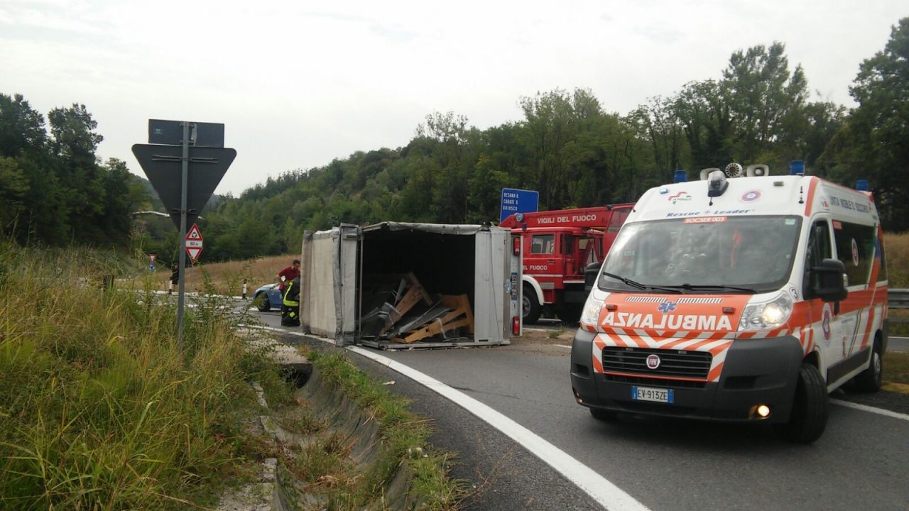 Briosco, camion si ribalta