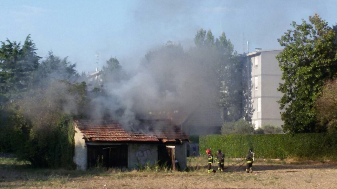 Sirene di notte: incendio in via Bassi a Monza