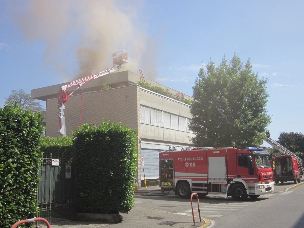 Seregno, incendio sul tetto del Centro tessile di via Verdi VIDEO