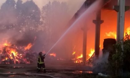 Masate, devastante incendio colpisce Cascina Nuova. Visibile fino in Brianza