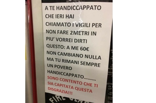Carugate: in un video l’uomo che ha affisso il cartello contro il disabile