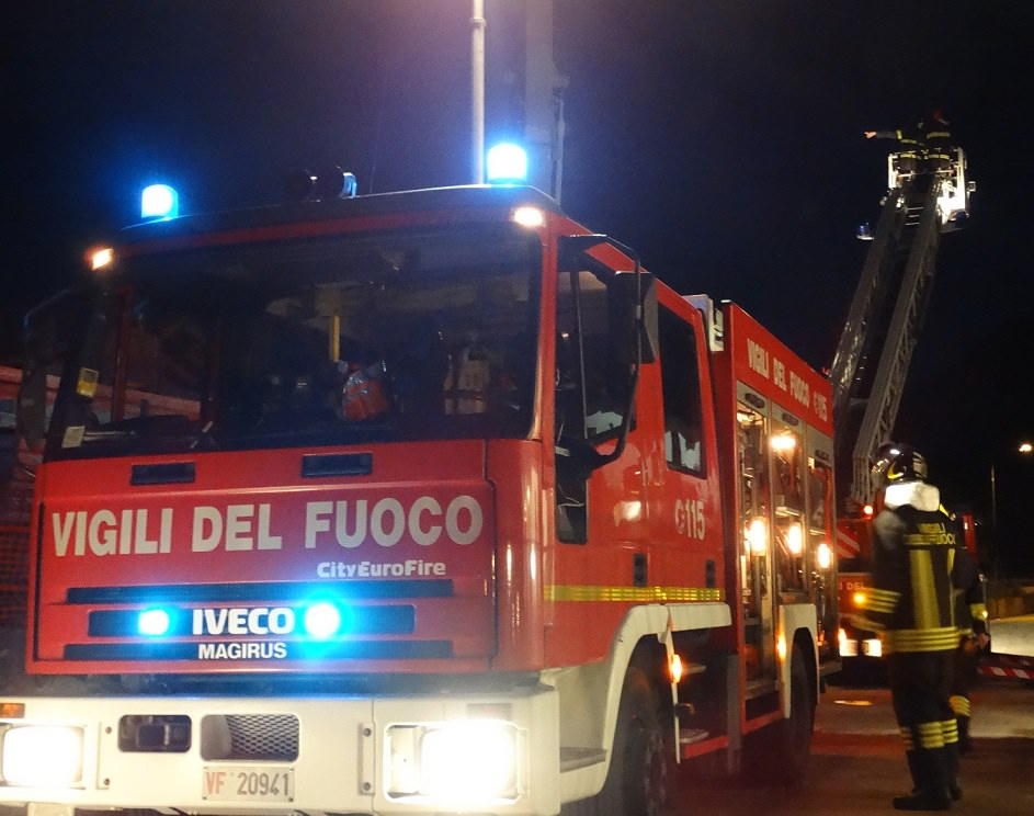 Incendio in un ex mobilificio di Carate, si sospetta il dolo