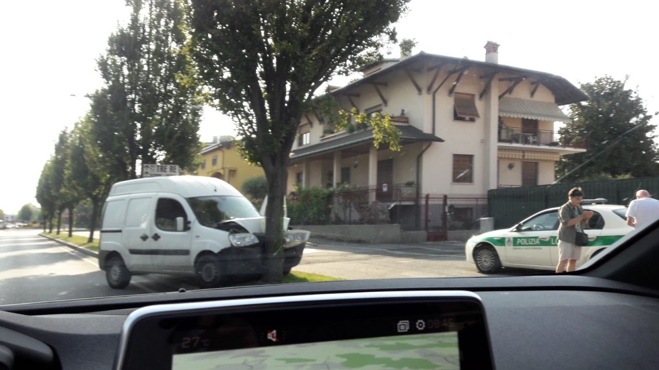 Furgone contro un albero, l’uomo alla guida avrebbe avuto un malore