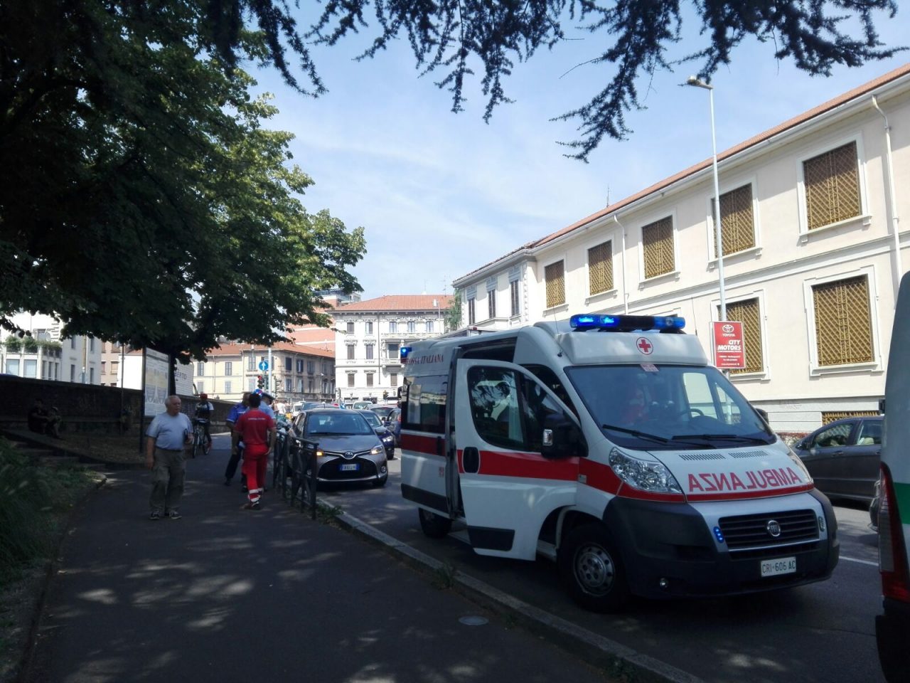 Travolta da un’auto in via Azzone Visconti a Monza FOTO