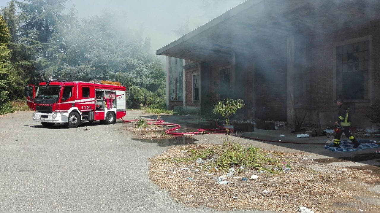Varedo vasto incendio alla ex Snia, a fuoco capannone – FOTO