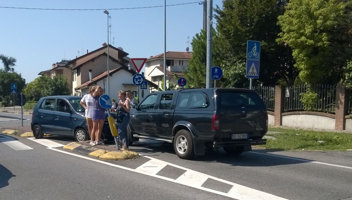 Contromano in rotonda e centra un’altra vettura AGRATE BRIANZA