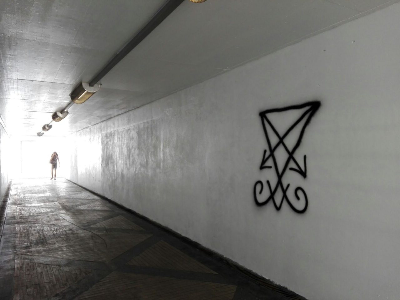 Il sigillo di satana nel sottopasso di via Rota a Monza. Le FOTO