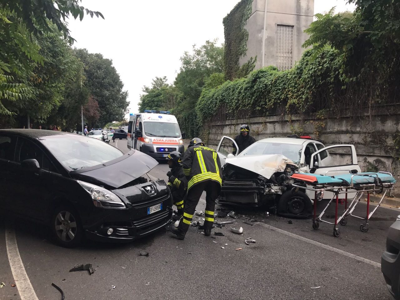 Monza, via Toniolo: grave frontale tra due auto