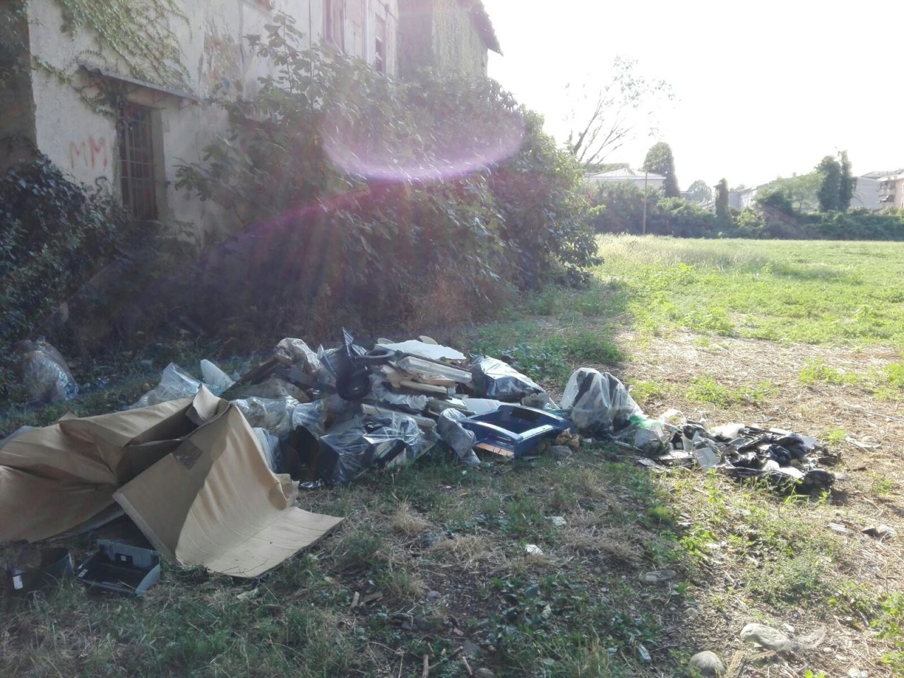 Degrado in zona Brianteo: discarica a cielo aperto in campagna FOTO