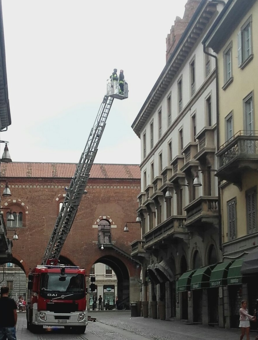 Monza allarme incendio in centro: arrivano in Vigili del fuoco VIDEO