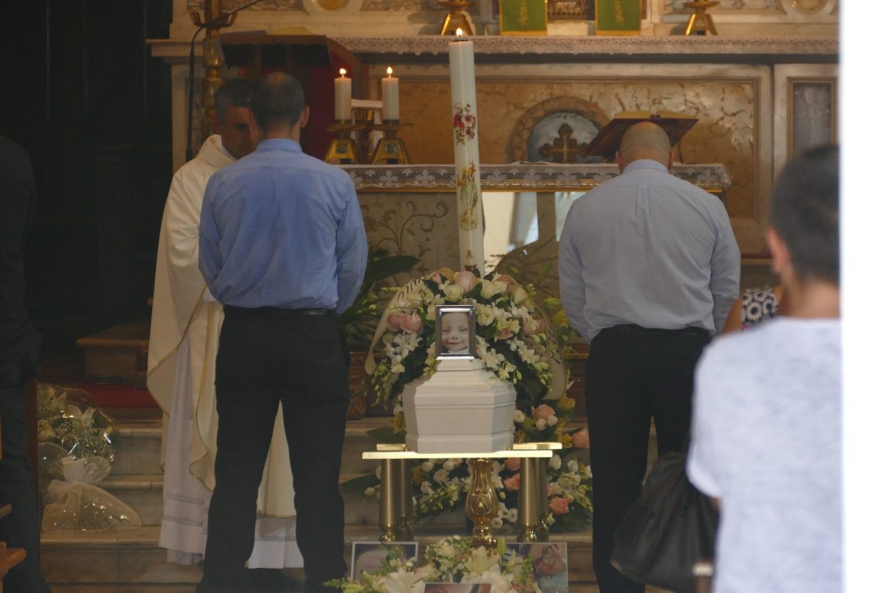 Morte in culla, i funerali a Sant’Albino: ciao, piccola Amata
