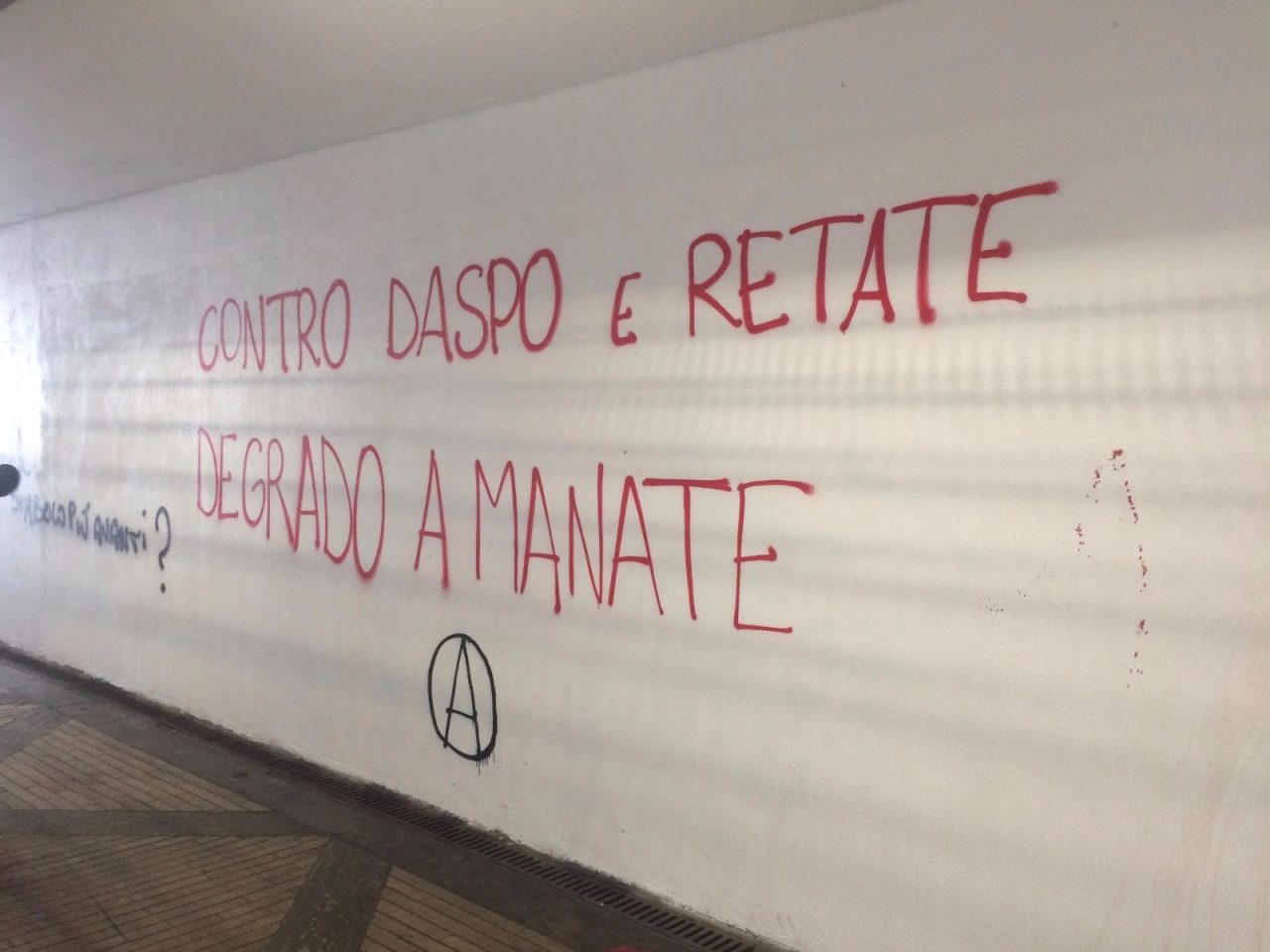 La “sagra dell’ignoranza” sui muri di Monza