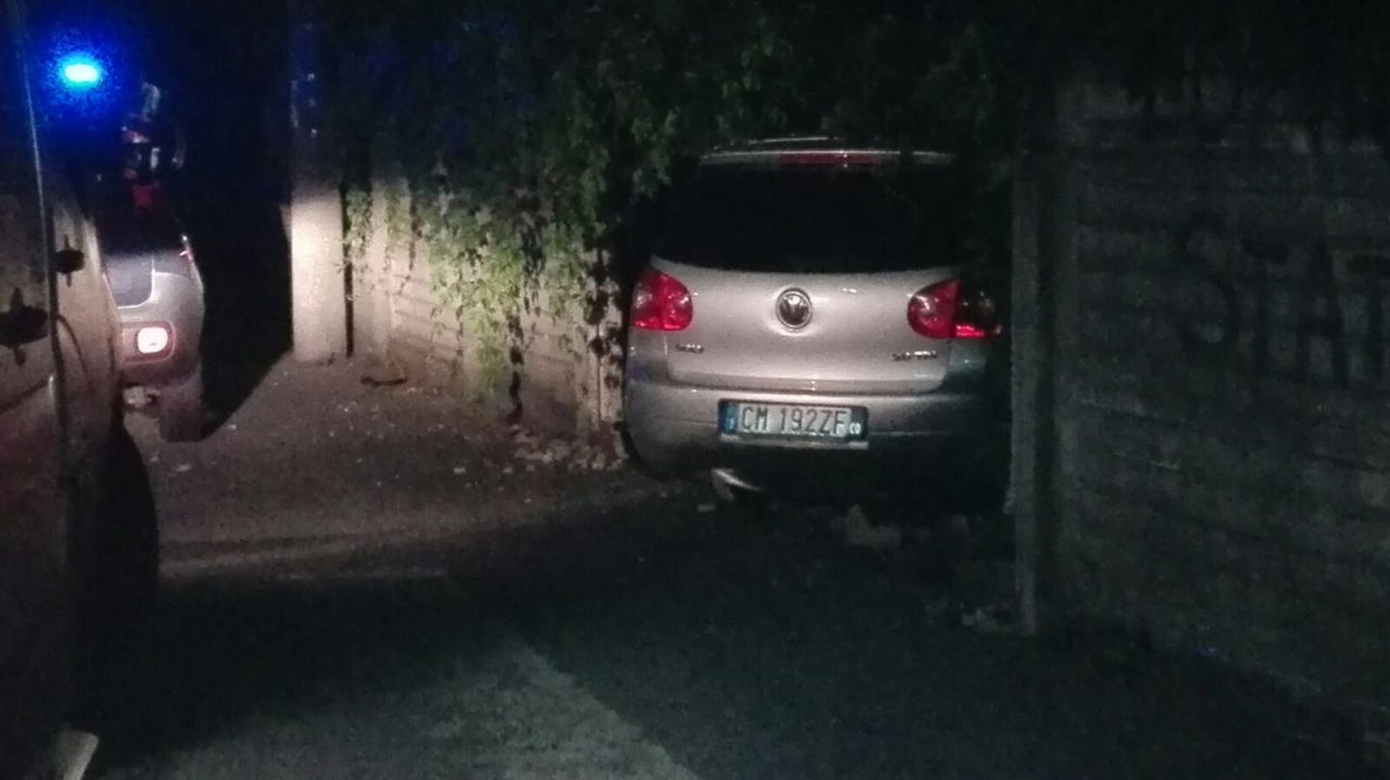 Paura nella notte a Carate: auto centra il muro di cinta di una casa