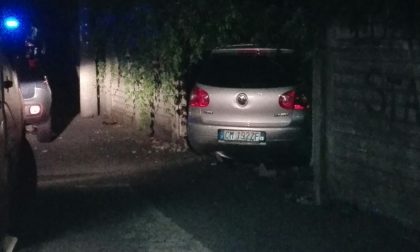 Paura nella notte a Carate: auto centra il muro di cinta di una casa