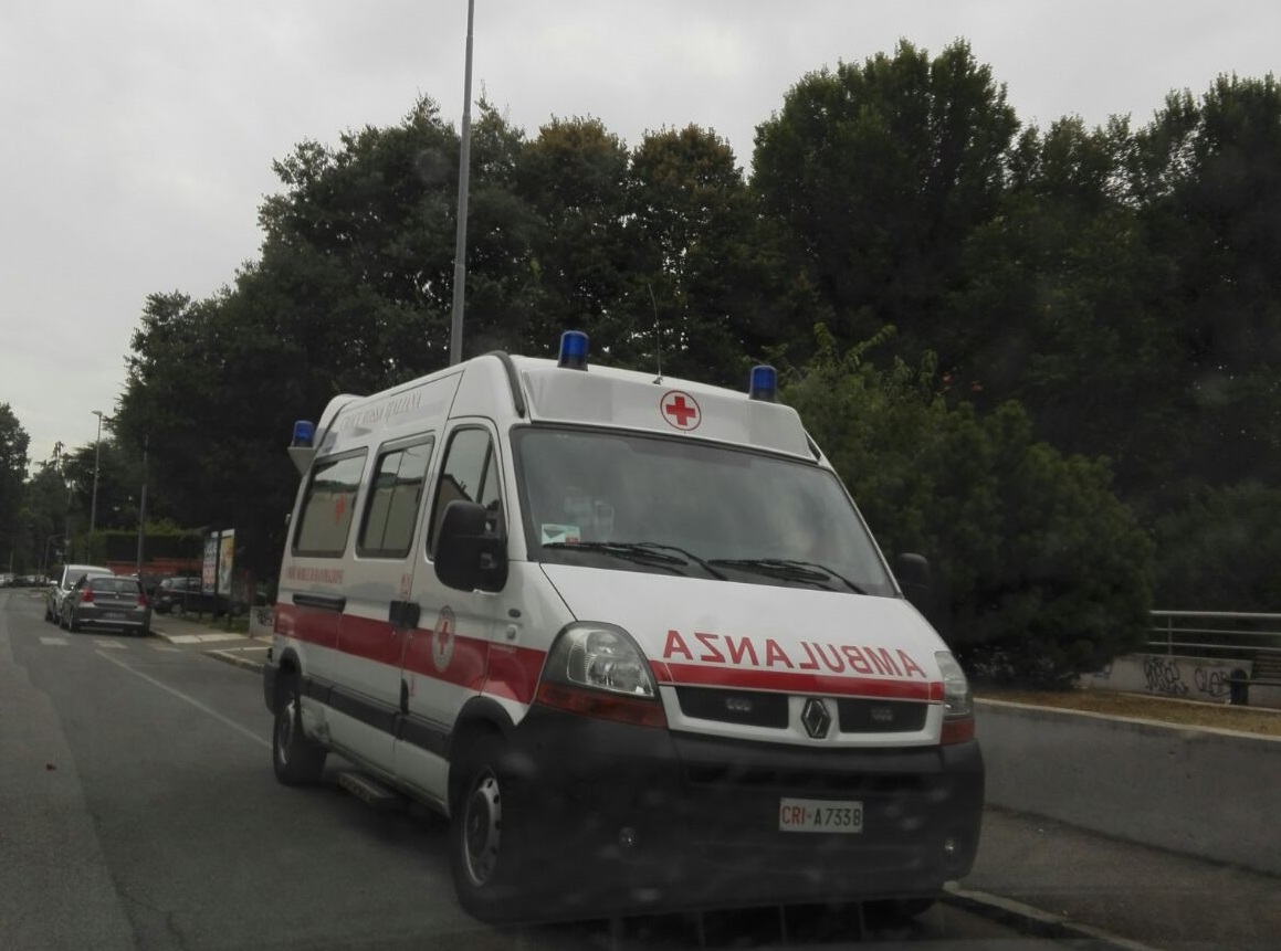 Un 39enne precipita dal balcone a Vedano, indagano i Carabinieri