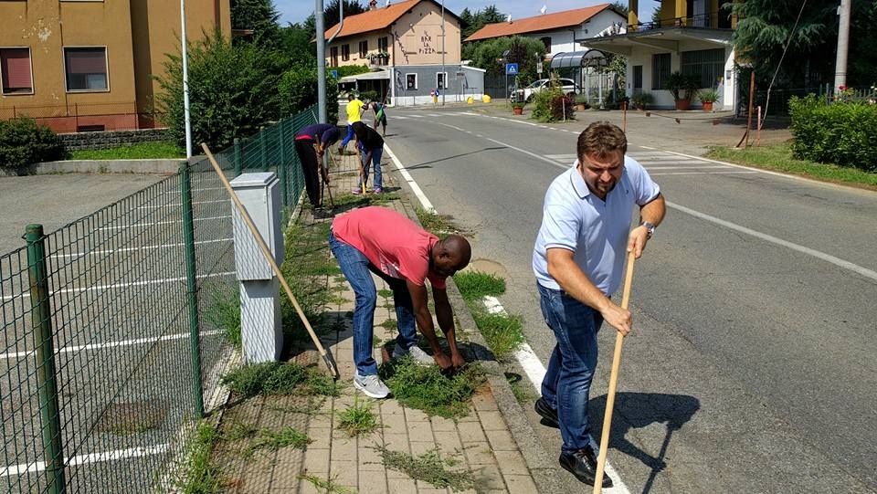 Camparada, l’assessore ripulisce il marciapiede dalle erbacce