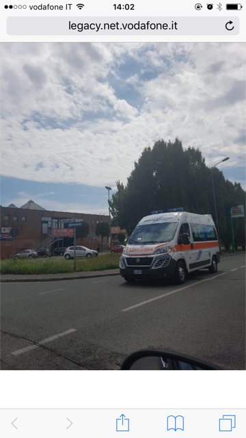 Insetto nel casco, perde il controllo della moto e cade