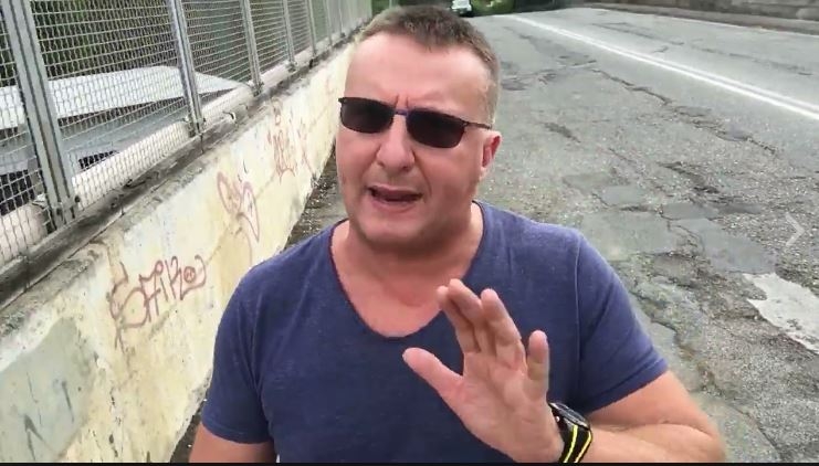 Carnate: il “giustiziere” del degrado sul ponte della ferrovia