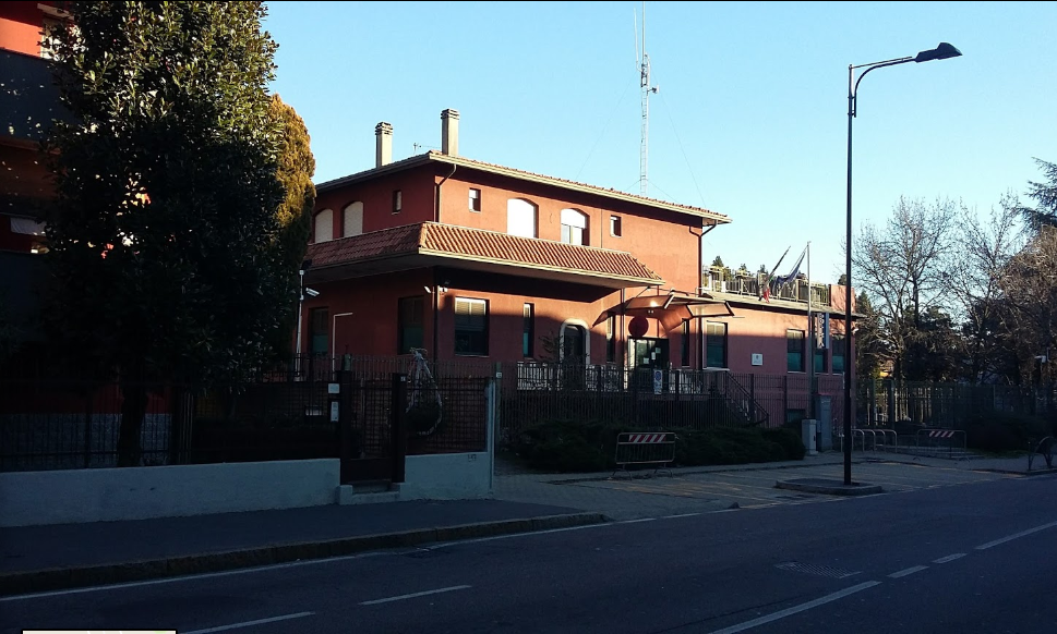 “Voglio entrare nella storia” e sfonda con la macchina il cancello del Commissariato