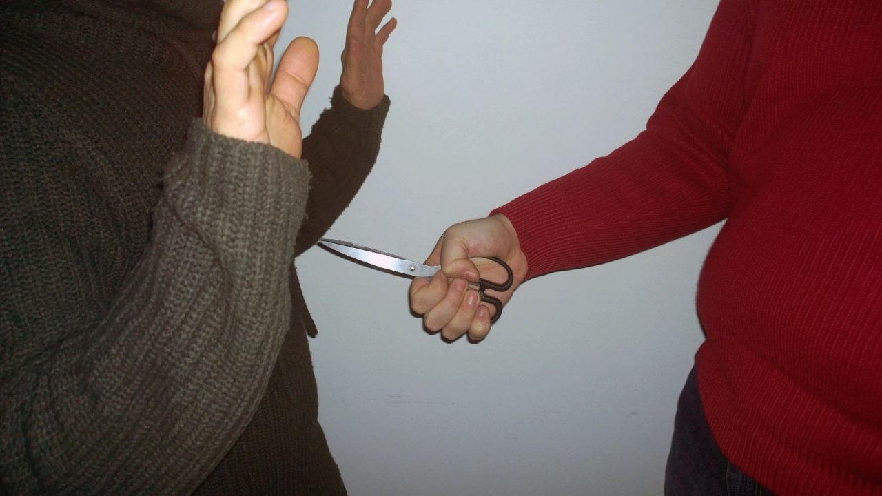 Minaccia con le forbici la famiglia del fratello, uomo in fuga a Lentate