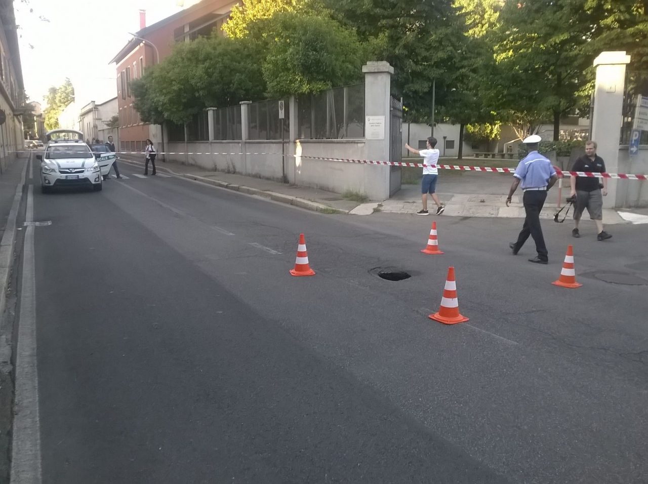 Voragine in via Colombo a Seregno, paura per un automobilista