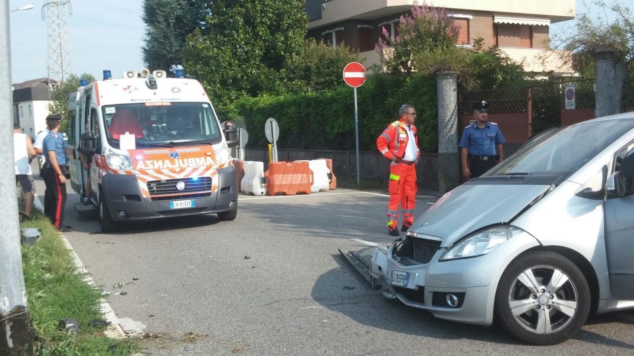 Auto contro un palo a Meda, madre e figlio in ospedale FOTO