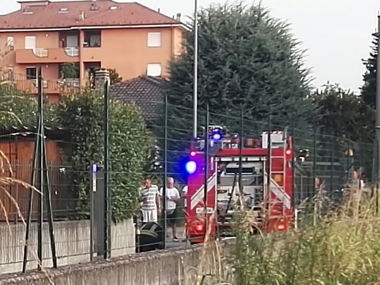 A Seregno fiamme in un garage, brucia un’auto