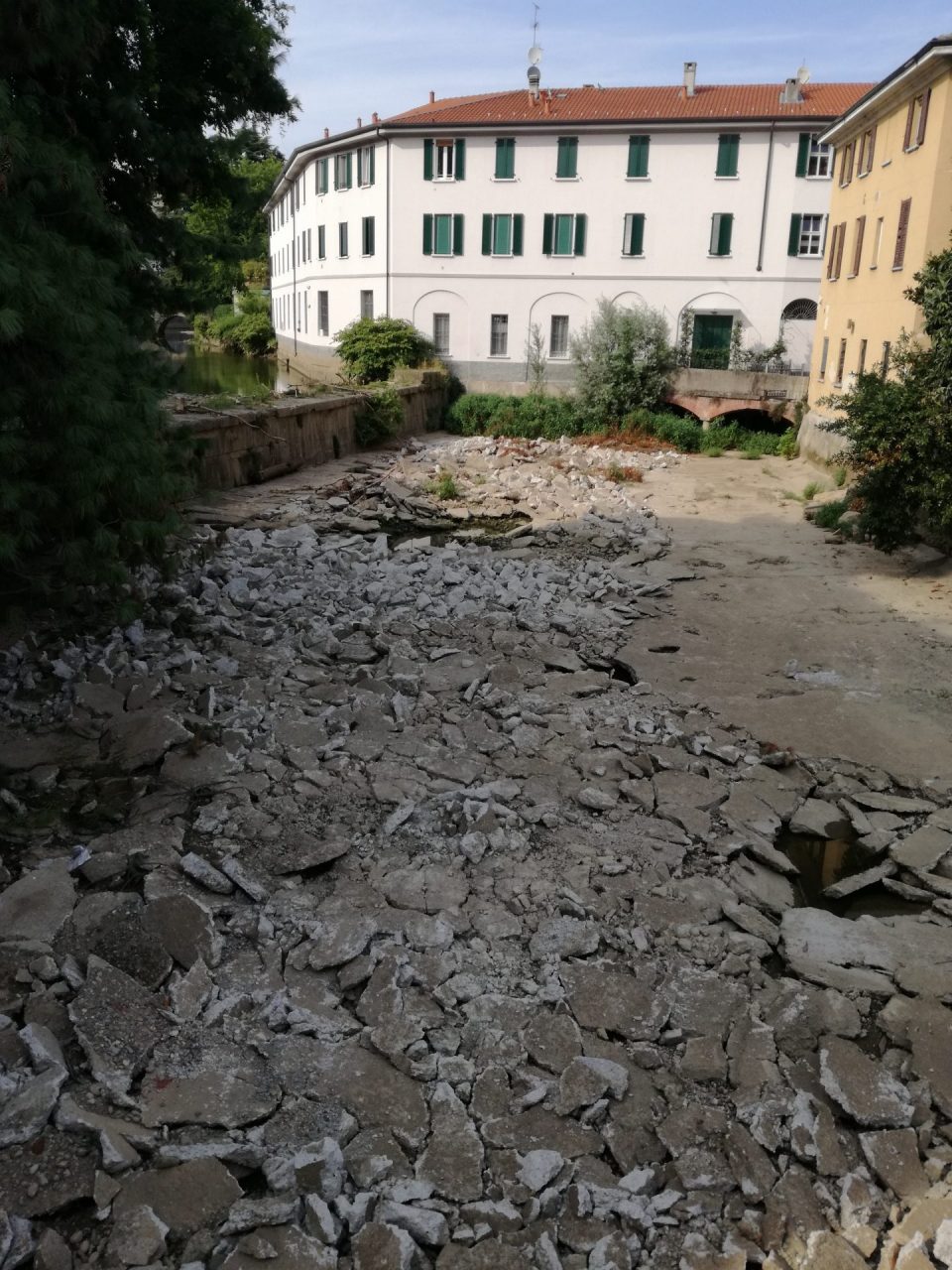 Monza, la surreali immagini del Lambro in secca in pieno centro