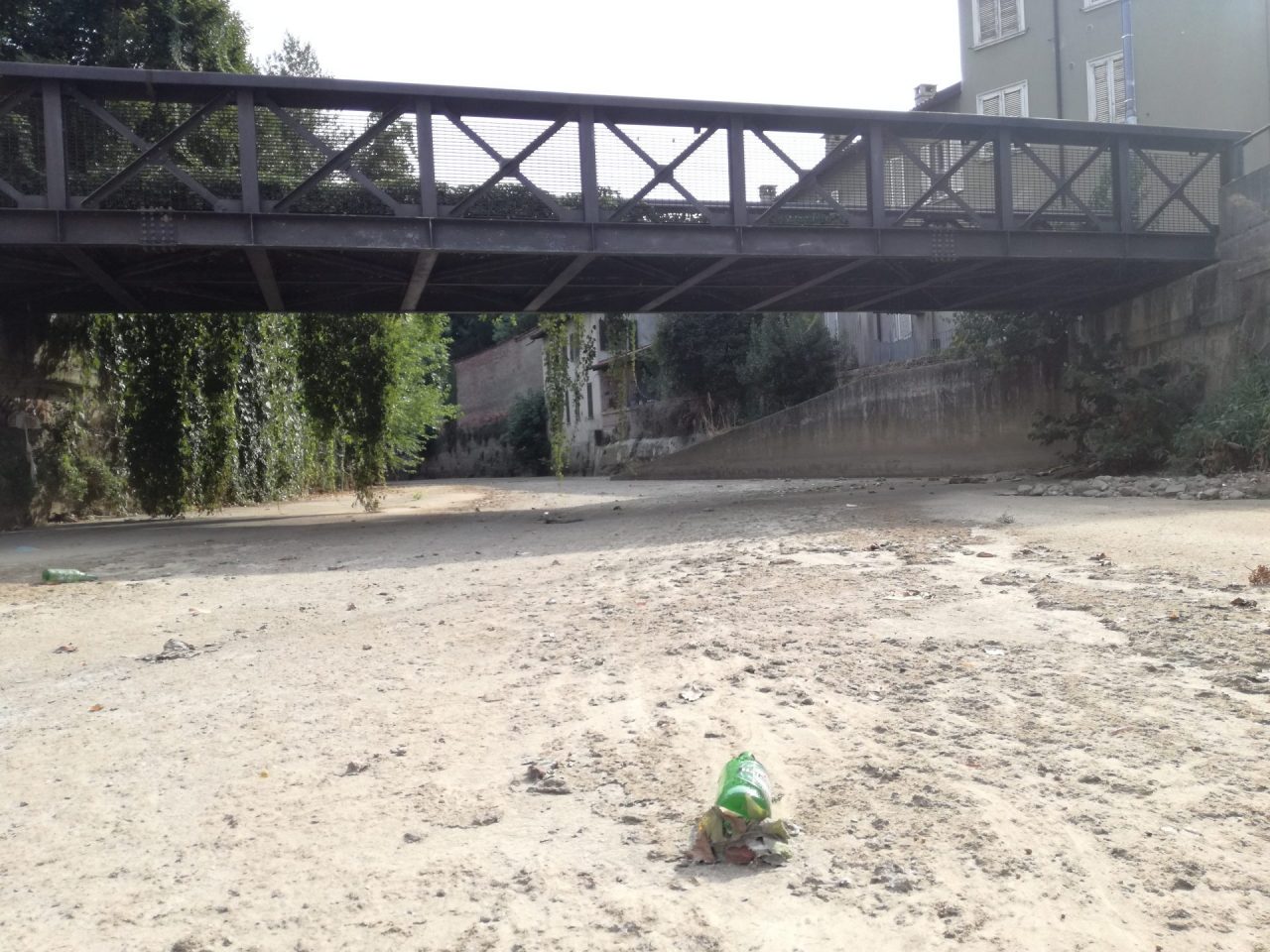 Monza, le surreali immagini del Lambro in secca in pieno centro
