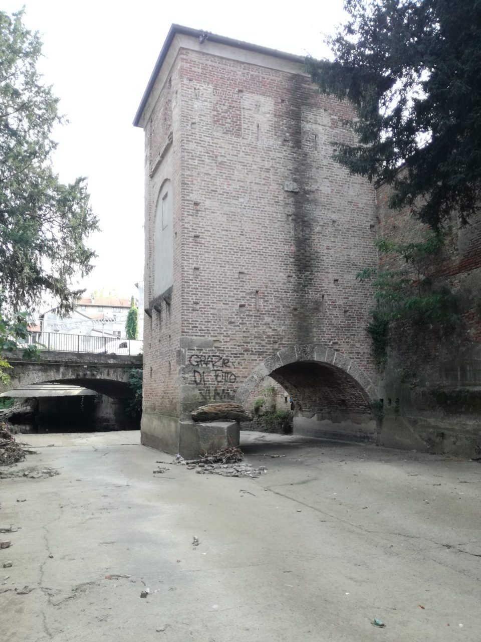 Monza, la surreali immagini del Lambro in secca in pieno centro