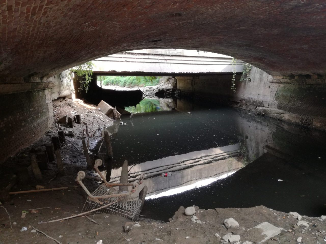 Monza, la surreali immagini del Lambro in secca in pieno centro