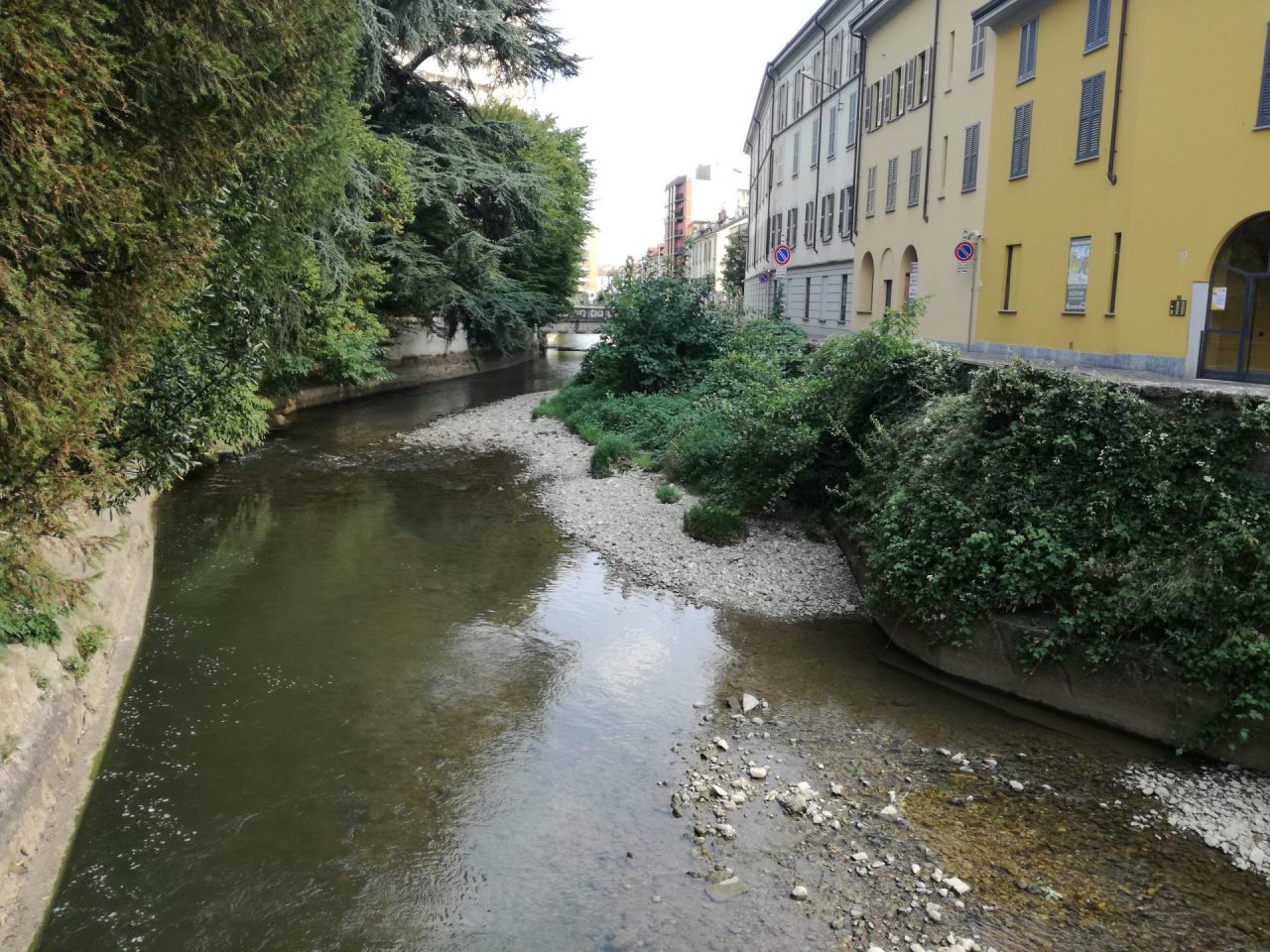 Monza, la surreali immagini del Lambro in secca in pieno centro
