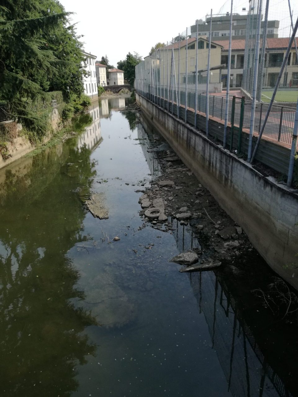 Monza, la surreali immagini del Lambro in secca in pieno centro