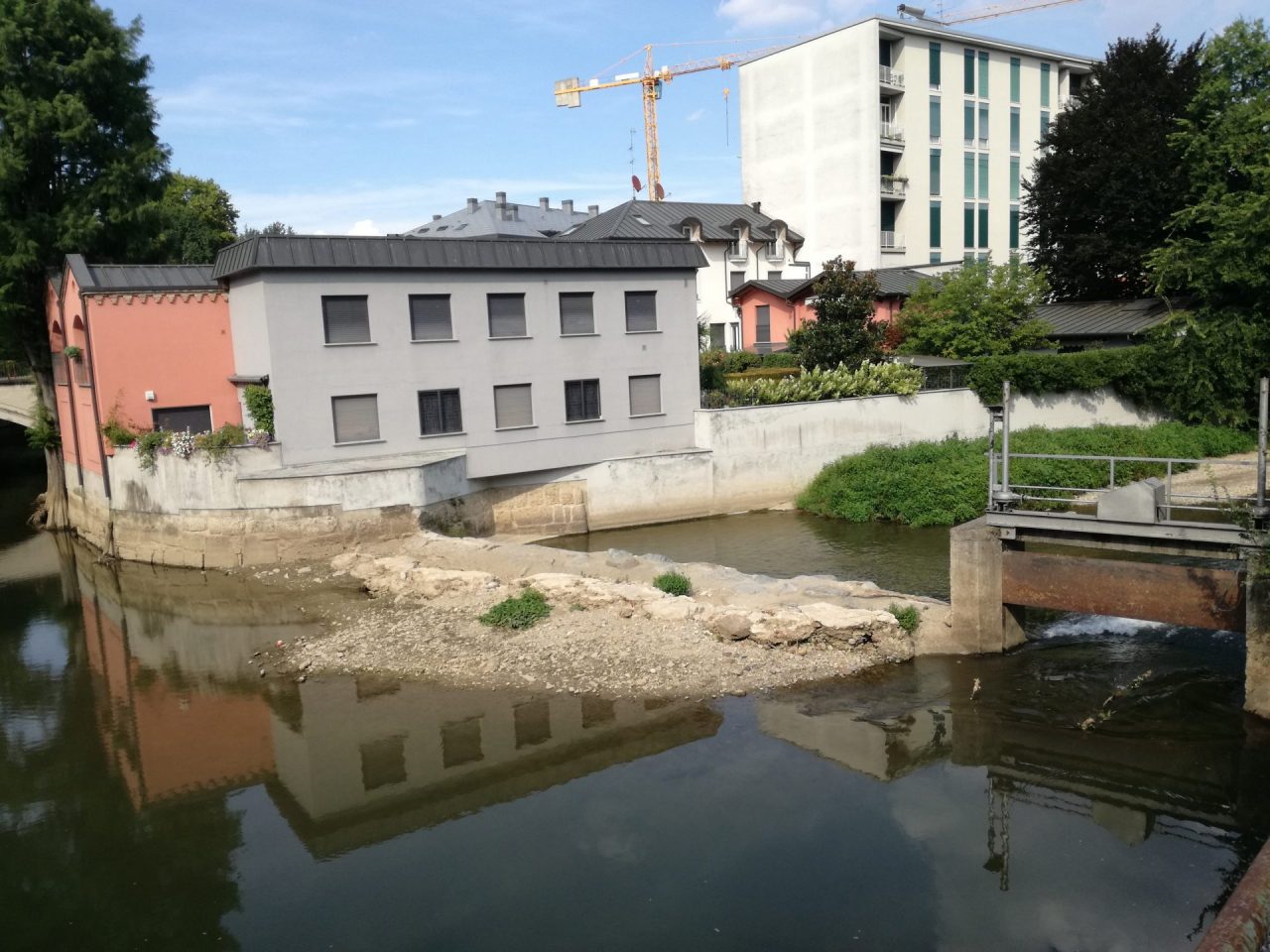 Monza, la surreali immagini del Lambro in secca in pieno centro