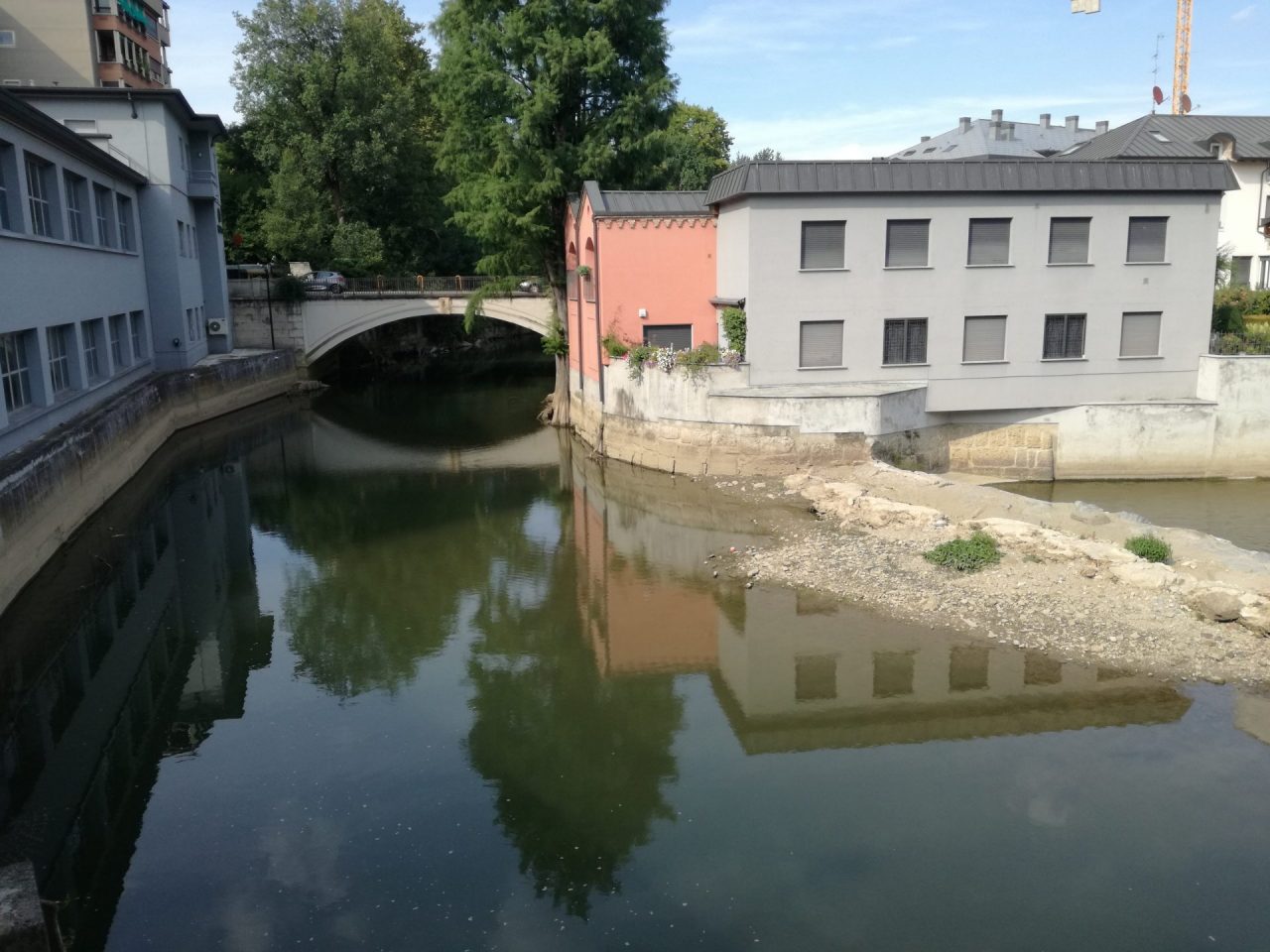Monza, la surreali immagini del Lambro in secca in pieno centro