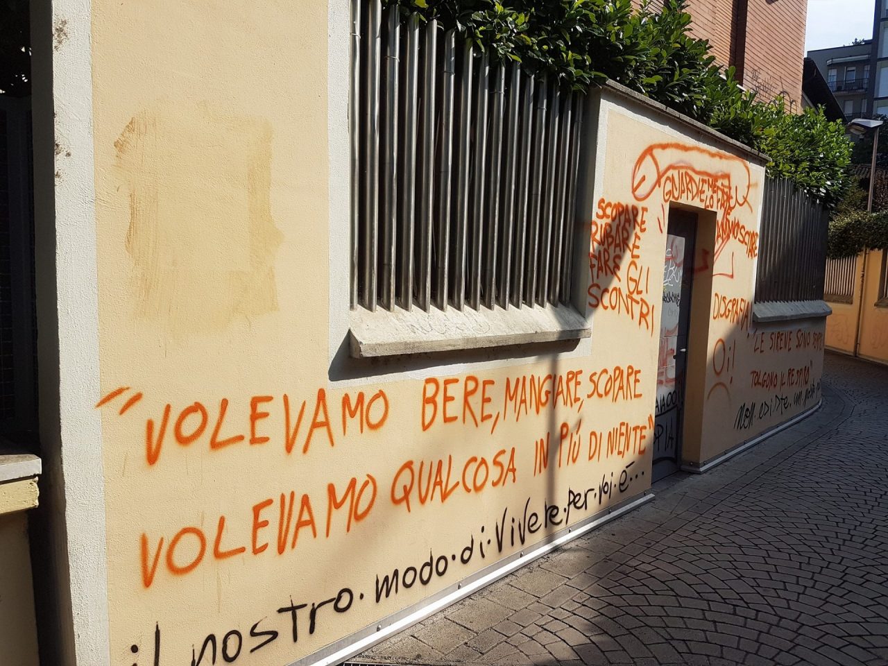 Monza, Via Sella imbrattata di scritte. Celletti “Intollerabile” – FOTO