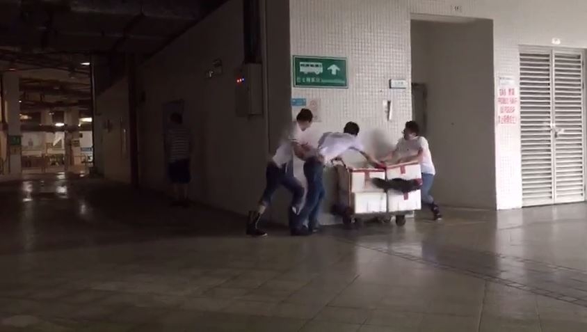 Il tifone Hato si abbatte su Hong Kong: i video girati da un imprenditore monzese