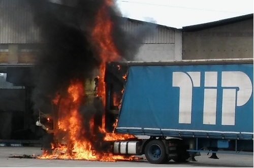 Si incendia un Tir, paura a Trezzo sull’Adda