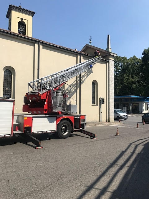 Carate, tegole pericolanti: i pompieri a San Bernardo. VIDEO