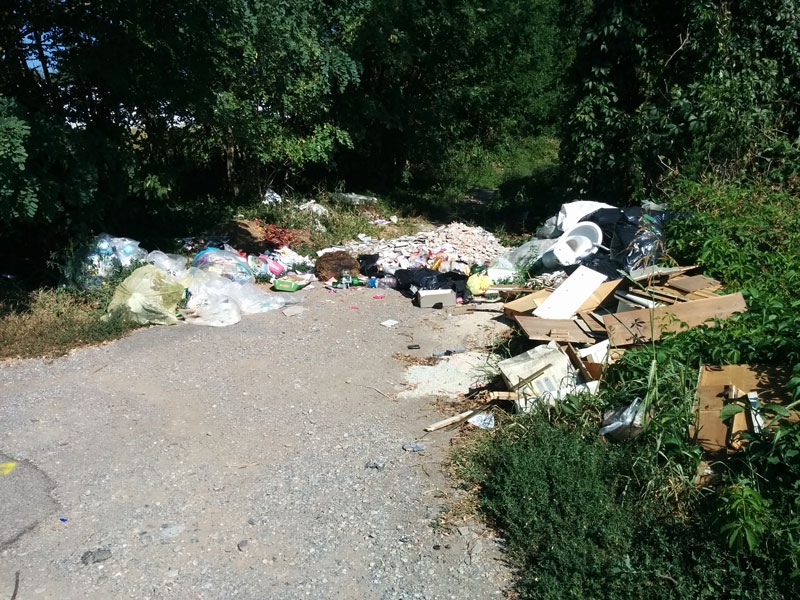 Vimercate: una vera e prorpia discarica lungo la via per Ornago